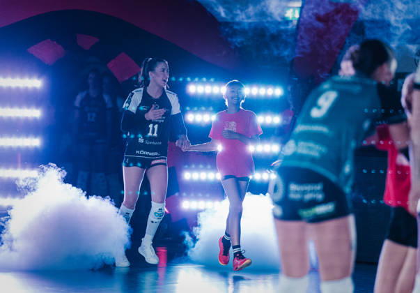 Im Bild: Rylen Reid (11, Dresdner SC) beim Spielereinlauf 10.10.2026, Dresdner SC - Allianz MTV Stuttgart, DEKRA 1. Bundesliga Frauen, Volleyball, Deutschland, Dresden, Cyberport Arena Copyright: HMBxMedia xEtiennexSchlick