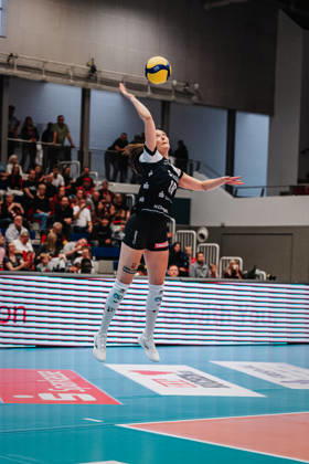 Im Bild: Aufschlag Sarah Straube (18, Dresdner SC) 10.10.2026, Dresdner SC - Allianz MTV Stuttgart, DEKRA 1. Bundesliga Frauen, Volleyball, Deutschland, Dresden, Cyberport Arena Copyright: HMBxMedia xEtiennexSchlick