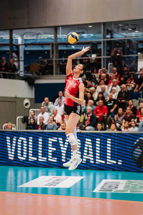 Im Bild: Aufschlag Jasmine Gross (3, MTV Stuttgart) 10.10.2026, Dresdner SC - Allianz MTV Stuttgart, DEKRA 1. Bundesliga Frauen, Volleyball, Deutschland, Dresden, Cyberport Arena Copyright: HMBxMedia xEtiennexSchlick