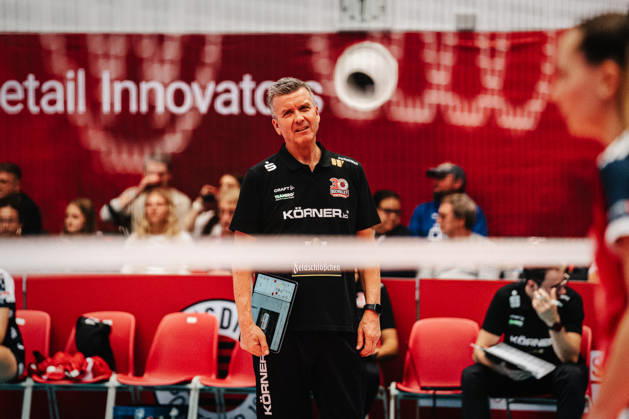 Im Bild: Trainer Alexander Waibl (Dresdner SC) unzufrieden über Schiri Entscheidung 10.10.2026, Dresdner SC - Allianz MTV Stuttgart, DEKRA 1. Bundesliga Frauen, Volleyball, Deutschland, Dresden, Cyberport Arena Copyright: HMBxMedia xEtiennexSchlick