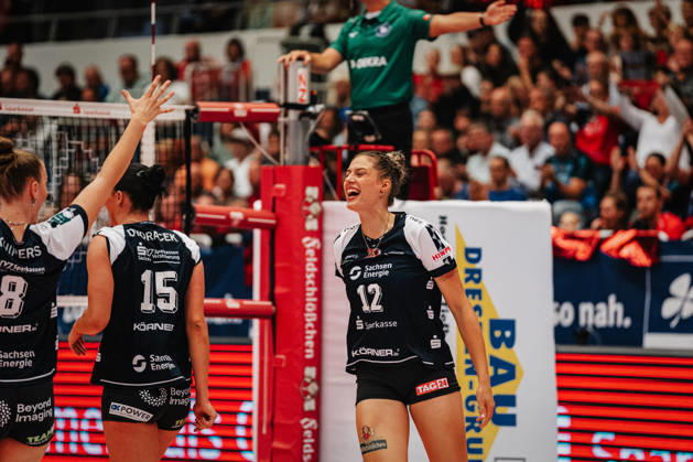 Im Bild: Mette Pfeffer (12, Dresdner SC) freut sich nach einem Punkt 10.10.2026, Dresdner SC - Allianz MTV Stuttgart, DEKRA 1. Bundesliga Frauen, Volleyball, Deutschland, Dresden, Cyberport Arena Copyright: HMBxMedia xEtiennexSchlick