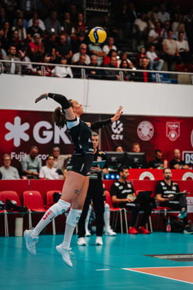 Im Bild: Aufschlag Dresdner SC 10.10.2026, Dresdner SC - Allianz MTV Stuttgart, DEKRA 1. Bundesliga Frauen, Volleyball, Deutschland, Dresden, Cyberport Arena Copyright: HMBxMedia xEtiennexSchlick