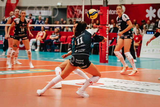 Im Bild: Annahme durch Rylen Reid (11, Dresdner SC) 10.10.2026, Dresdner SC - Allianz MTV Stuttgart, DEKRA 1. Bundesliga Frauen, Volleyball, Deutschland, Dresden, Cyberport Arena Copyright: HMBxMedia xEtiennexSchlick
