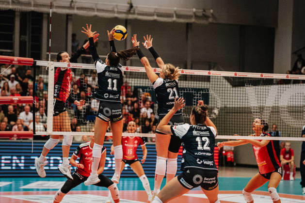 Im Bild: Rylen Reid (11, Dresdner SC) und Monique Strubbe (21, Dresdner SC) blocken erfolgreich den Ball 10.10.2026, Dresdner SC - Allianz MTV Stuttgart, DEKRA 1. Bundesliga Frauen, Volleyball, Deutschland, Dresden, Cyberport Arena Copyright: HMBxMedia xEtiennexSchlick