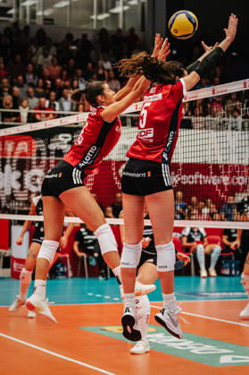 Im Bild: Lydia Grote (5, MTV Stuttgart) und Eleanor Holthaus (8, MTV Stuttgart) blocken den Ball 10.10.2026, Dresdner SC - Allianz MTV Stuttgart, DEKRA 1. Bundesliga Frauen, Volleyball, Deutschland, Dresden, Cyberport Arena Copyright: HMBxMedia xEtiennexSchlick