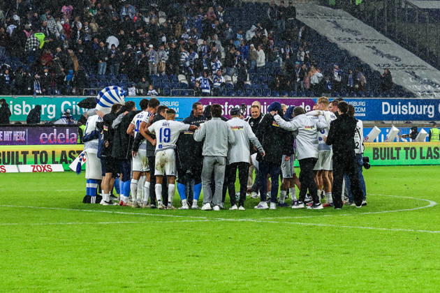 Fussball, 3.Liga Saison 2026 2027 8.Spieltag MSV Duisburg - TSG 1899 Hoffenheim II 10.10.2026, schauinsland-reisen-arena Teamkreis MSV Duisburg nach dem Spiel Duisburg schauinsland-reisen-arena Nordrhein-Westfalen Deutschland