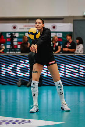 Im Bild: Florentine Rosemann (31, Dresdner SC) hält sich warm 10.10.2026, Dresdner SC - Allianz MTV Stuttgart, DEKRA 1. Bundesliga Frauen, Volleyball, Deutschland, Dresden, Cyberport Arena Copyright: HMBxMedia xEtiennexSchlick
