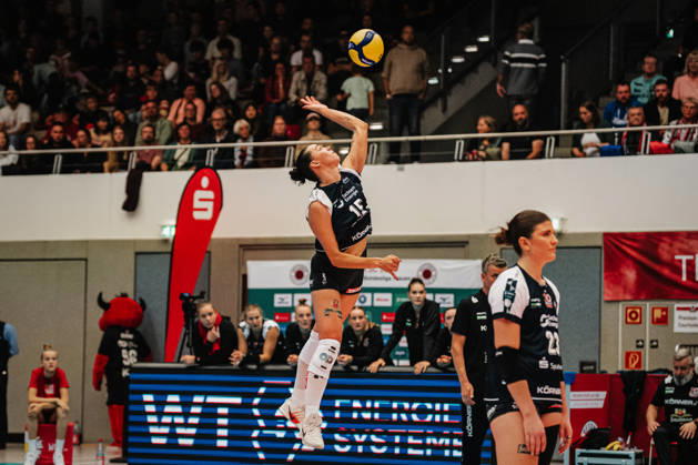 Im Bild: Maia Dvoracek (15, Dresdner SC) beim Aufschlag 10.10.2026, Dresdner SC - Allianz MTV Stuttgart, DEKRA 1. Bundesliga Frauen, Volleyball, Deutschland, Dresden, Cyberport Arena Copyright: HMBxMedia xEtiennexSchlick