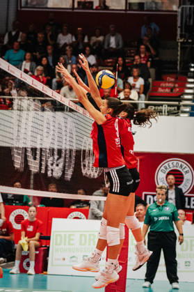 Im Bild: Anna Koulberg (9, MTV Stuttgart) versucht den Ball zu blocken 10.10.2026, Dresdner SC - Allianz MTV Stuttgart, DEKRA 1. Bundesliga Frauen, Volleyball, Deutschland, Dresden, Cyberport Arena Copyright: HMBxMedia xEtiennexSchlick
