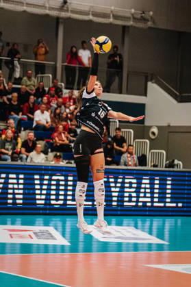 Im Bild: Morgan Geddes (16, Dresdner SC) bei Aufschlag 10.10.2026, Dresdner SC - Allianz MTV Stuttgart, DEKRA 1. Bundesliga Frauen, Volleyball, Deutschland, Dresden, Cyberport Arena Copyright: HMBxMedia xEtiennexSchlick