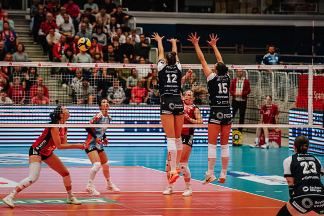 Im Bild: Mette Pfeffer (12, Dresdner SC) und Maia Dvoracek (15, Dresdner SC) blocken erfolgreich den Ball 10.10.2026, Dresdner SC - Allianz MTV Stuttgart, DEKRA 1. Bundesliga Frauen, Volleyball, Deutschland, Dresden, Cyberport Arena Copyright: HMBxMedia xEtiennexSchlick