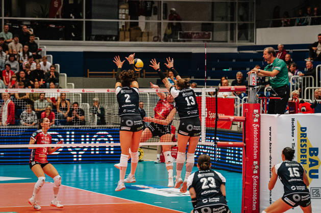 Im Bild: Raeven Chase (2, Dresdner SC) und Lena Kindermann (13, Dresdner SC) blocken erfolgreich den Ball 10.10.2026, Dresdner SC - Allianz MTV Stuttgart, DEKRA 1. Bundesliga Frauen, Volleyball, Deutschland, Dresden, Cyberport Arena Copyright: HMBxMedia xEtiennexSchlick