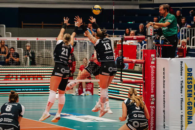 Im Bild: Monique Strubbe (21, Dresdner SC) und Lena Kindermann (13, Dresdner SC) blocken erfolgreich den Ball 10.10.2026, Dresdner SC - Allianz MTV Stuttgart, DEKRA 1. Bundesliga Frauen, Volleyball, Deutschland, Dresden, Cyberport Arena Copyright: HMBxMedia xEtiennexSchlick