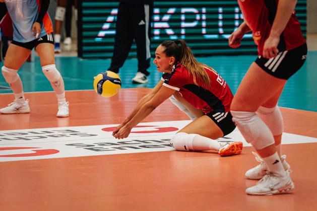 Im Bild: Ballannahme durch Allianz MTV Stuttgart 10.10.2026, Dresdner SC - Allianz MTV Stuttgart, DEKRA 1. Bundesliga Frauen, Volleyball, Deutschland, Dresden, Cyberport Arena Copyright: HMBxMedia xEtiennexSchlick