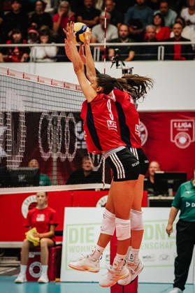Im Bild: erfolgreicher Block durch Anna Koulberg (9, MTV Stuttgart) 10.10.2026, Dresdner SC - Allianz MTV Stuttgart, DEKRA 1. Bundesliga Frauen, Volleyball, Deutschland, Dresden, Cyberport Arena Copyright: HMBxMedia xEtiennexSchlick
