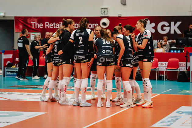 Im Bild: Dresdner SC Teambesprechung nach Niederlage gegen Allianz MTV Stuttgart 10.10.2026, Dresdner SC - Allianz MTV Stuttgart, DEKRA 1. Bundesliga Frauen, Volleyball, Deutschland, Dresden, Cyberport Arena Copyright: HMBxMedia xEtiennexSchlick