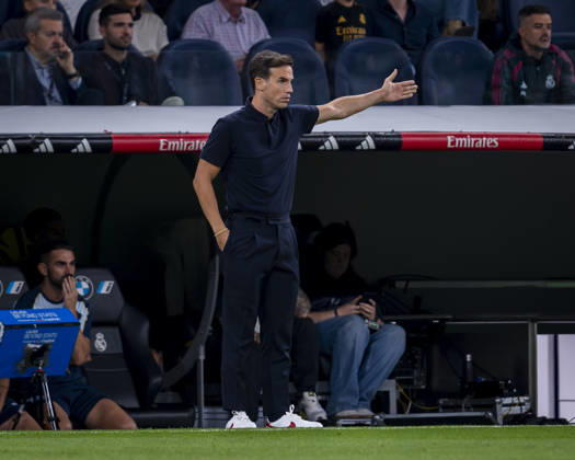 Real Madrid CF v Villarreal CF - LaLiga EA Sports 2026 27 Inigo Perez, head coach of Villarreal CF, is seen giving indications to his players during the LaLiga EA Sports football match between Real Madrid CF and Villarreal CF at Estadio Bernabeu on October 10, 2026 in Madrid, Spain. Madrid Estadio Bernabeu Madrid Spain Copyright: xAlbertoxGardinx AGardin_20261010_Rea_Mad_Vil_0001