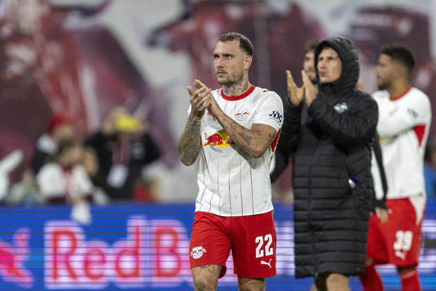 GER, Leipzig, Fussball, Bundesliga, 5. Spieltag, RB Leipzig vs. Eintracht Frankfurt im Bild v.l.: David Raum (RB Leipzig 22), applaudiert 10.10.2026, Red-Bull Arena Leipzig DFL DFB REGULATIONS PROHIBIT ANY USE OF PHOTOGRAPHS AS IMAGE SEQUENCES AND OR QUASI-VIDEO, Leipzig Red-Bull Arena Sachsen Germany Copyright: xPaulxFritzx