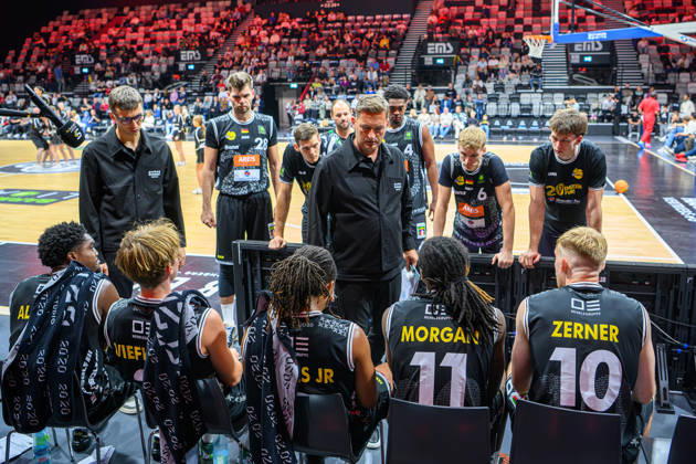 10.10.2026 - Basketball - Saison 2026 2027 - 2. Bundesliga Pro-A - 4. Spieltag: Nürnberg Falcons Basketball Club NBC - Kreisbau Kirchheim Knights - AlSch - xalxscx - Tim Timothy James Black ( Trainer Headcoach Nürnberg Falcons BC NBC ) mit seinem Team