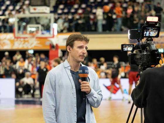 Moderator von DYN. Rostock Seawolves vs. Fitness First Würzburg Baskets, Stadthalle Rostock, easyCredit Basketball Bundesliga, 5. Spieltag, 10.10.2026 Rostock Seawolves vs. Fitness First Würzburg Baskets, Stadthalle Rostock, easyCredit Basketball Bundesliga, 5. Spieltag, Seawolves, Würzburg Baskets, Basketball 10.10.2026 Rostock Copyright: xHannesxAdelbergx