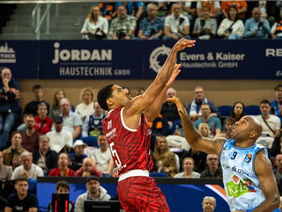 05 Kenny Dye (Fitness First Würzburg Baskets) wirft Richtung Korb und 09 DeAndre Lansdowne (Rostock Seawolves) versucht zu blocken. Rostock Seawolves vs. Fitness First Würzburg Baskets, Stadthalle Rostock, easyCredit Basketball Bundesliga, 5. Spieltag, 10.10.2026 Rostock Seawolves vs. Fitness First Würzburg Baskets, Stadthalle Rostock, easyCredit Basketball Bundesliga, 5. Spieltag, Seawolves, Würzburg Baskets, Basketball 10.10.2026 Rostock Copyright: xHannesxAdelbergx