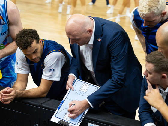 Headcoach PrzemysÅ‚aw Frasunkiewicz (Rostock Seawolves) hält eine Ansprache während einer Auszeit die von den Seawolves genommen wurde. Rostock Seawolves vs. Fitness First Würzburg Baskets, Stadthalle Rostock, easyCredit Basketball Bundesliga, 5. Spieltag, 10.10.2026 Rostock Seawolves vs. Fitness First Würzburg Baskets, Stadthalle Rostock, easyCredit Basketball Bundesliga, 5. Spieltag, Seawolves, Würzburg Baskets, Basketball 10.10.2026 Rostock Copyright: xHannesxAdelbergx