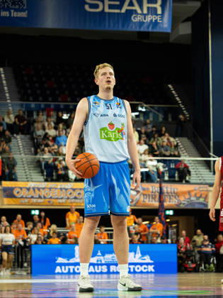 51 Bent Leuchten (Rostock Seawolves) bevor einen Freiwurf wirft. Rostock Seawolves vs. Fitness First Würzburg Baskets, Stadthalle Rostock, easyCredit Basketball Bundesliga, 5. Spieltag, 10.10.2026 Rostock Seawolves vs. Fitness First Würzburg Baskets, Stadthalle Rostock, easyCredit Basketball Bundesliga, 5. Spieltag, Seawolves, Würzburg Baskets, Basketball 10.10.2026 Rostock Copyright: xHannesxAdelbergx