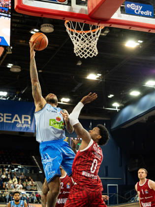 33 Todd Withers (Rostock Seawolves) versucht den Ball, nach einem Angriff der Würzburger, zu kriegen. Vor ihm steht 0 Eddie Colbert III (Fitness First Würzburg Baskets) und hinter ihm 02 Max Jones (Fitness First Würzburg Baskets). Rostock Seawolves vs. Fitness First Würzburg Baskets, Stadthalle Rostock, easyCredit Basketball Bundesliga, 5. Spieltag, 10.10.2026 Rostock Seawolves vs. Fitness First Würzburg Baskets, Stadthalle Rostock, easyCredit Basketball Bundesliga, 5. Spieltag, Seawolves, Würzburg Baskets, Basketball 10.10.2026 Rostock Copyright: xHannesxAdelbergx