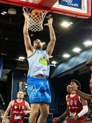 29 Owen Klassen (Rostock Seawolves) versucht den Ball noch vom Korb weg zu bekommen. Rostock Seawolves vs. Fitness First Würzburg Baskets, Stadthalle Rostock, easyCredit Basketball Bundesliga, 5. Spieltag, 10.10.2026 Rostock Seawolves vs. Fitness First Würzburg Baskets, Stadthalle Rostock, easyCredit Basketball Bundesliga, 5. Spieltag, Seawolves, Würzburg Baskets, Basketball 10.10.2026 Rostock Copyright: xHannesxAdelbergx