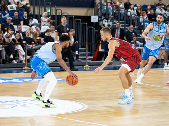 02 Zach Copeland (Rostock Seawolves) im Zweikampf gegen 13 Marko Petric (Fitness First Würzburg Baskets). Rostock Seawolves vs. Fitness First Würzburg Baskets, Stadthalle Rostock, easyCredit Basketball Bundesliga, 5. Spieltag, 10.10.2026 Rostock Seawolves vs. Fitness First Würzburg Baskets, Stadthalle Rostock, easyCredit Basketball Bundesliga, 5. Spieltag, Seawolves, Würzburg Baskets, Basketball 10.10.2026 Rostock Copyright: xHannesxAdelbergx