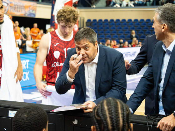 Headcoach SaÅ¡o Filipovski (Fitness First Würzburg Baskets) hält eine Ansprache während einer Auszeit die von den Würzburgern genommen wurde. Rostock Seawolves vs. Fitness First Würzburg Baskets, Stadthalle Rostock, easyCredit Basketball Bundesliga, 5. Spieltag, 10.10.2026 Rostock Seawolves vs. Fitness First Würzburg Baskets, Stadthalle Rostock, easyCredit Basketball Bundesliga, 5. Spieltag, Seawolves, Würzburg Baskets, Basketball 10.10.2026 Rostock Copyright: xHannesxAdelbergx