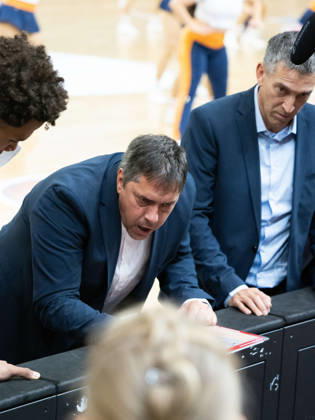 Headcoach PrzemysÅ‚aw Frasunkiewicz (Rostock Seawolves) hält eine Ansprache in einer Auszeit. Rostock Seawolves vs. Fitness First Würzburg Baskets, Stadthalle Rostock, easyCredit Basketball Bundesliga, 5. Spieltag, 10.10.2026 Rostock Seawolves vs. Fitness First Würzburg Baskets, Stadthalle Rostock, easyCredit Basketball Bundesliga, 5. Spieltag, Seawolves, Würzburg Baskets, Basketball 10.10.2026 Rostock Copyright: xHannesxAdelbergx