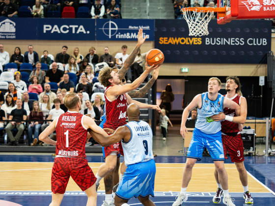 0 Eddie Colbert III (Fitness First Würzburg Baskets) springt in Richtung Korb. Vor ihm stehen im Bild 09 DeAndre Lansdowne (Rostock Seawolves) und 01 Lukas Herzog (Fitness First Würzburg Baskets). Rostock Seawolves vs. Fitness First Würzburg Baskets, Stadthalle Rostock, easyCredit Basketball Bundesliga, 5. Spieltag, 10.10.2026 Rostock Seawolves vs. Fitness First Würzburg Baskets, Stadthalle Rostock, easyCredit Basketball Bundesliga, 5. Spieltag, Seawolves, Würzburg Baskets, Basketball 10.10.2026 Rostock Copyright: xHannesxAdelbergx