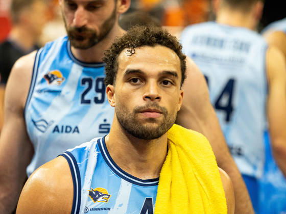 04 Elias Baggette (Rostock Seawolves) während einer Auszeit. Rostock Seawolves vs. Fitness First Würzburg Baskets, Stadthalle Rostock, easyCredit Basketball Bundesliga, 5. Spieltag, 10.10.2026 Rostock Seawolves vs. Fitness First Würzburg Baskets, Stadthalle Rostock, easyCredit Basketball Bundesliga, 5. Spieltag, Seawolves, Würzburg Baskets, Basketball 10.10.2026 Rostock Copyright: xHannesxAdelbergx