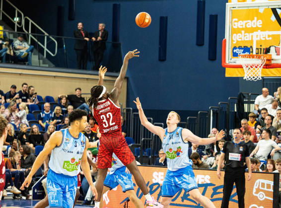 32 Charles Thompson (Fitness First Würzburg Baskets) wirft den Ball Richtung Korb der Seawolves. Hinter Ihm steht 03 Dominic Lockhart (Rostock Seawolves) und vor ihm 51 Bent Leuchten (Rostock Seawolves). Rostock Seawolves vs. Fitness First Würzburg Baskets, Stadthalle Rostock, easyCredit Basketball Bundesliga, 5. Spieltag, 10.10.2026 Rostock Seawolves vs. Fitness First Würzburg Baskets, Stadthalle Rostock, easyCredit Basketball Bundesliga, 5. Spieltag, Seawolves, Würzburg Baskets, Basketball 10.10.2026 Rostock Copyright: xHannesxAdelbergx