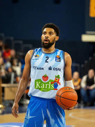 02 Zach Copeland (Rostock Seawolves) schaut konzentriert zum Korb bevor er einen Freiwurf wirft. Rostock Seawolves vs. Fitness First Würzburg Baskets, Stadthalle Rostock, easyCredit Basketball Bundesliga, 5. Spieltag, 10.10.2026 Rostock Seawolves vs. Fitness First Würzburg Baskets, Stadthalle Rostock, easyCredit Basketball Bundesliga, 5. Spieltag, Seawolves, Würzburg Baskets, Basketball 10.10.2026 Rostock Copyright: xHannesxAdelbergx