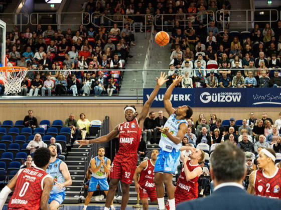 22 Johnathan Stove (Rostock Seawolves) und 32 Charles Thompson (Fitness First Würzburg Baskets) versuchen den Ball in Luft zu bekommen. Rostock Seawolves vs. Fitness First Würzburg Baskets, Stadthalle Rostock, easyCredit Basketball Bundesliga, 5. Spieltag, 10.10.2026 Rostock Seawolves vs. Fitness First Würzburg Baskets, Stadthalle Rostock, easyCredit Basketball Bundesliga, 5. Spieltag, Seawolves, Würzburg Baskets, Basketball 10.10.2026 Rostock Copyright: xHannesxAdelbergx