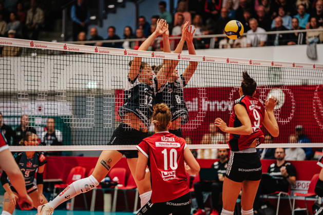 Im Bild: erfolgreicher Block durch Mette Pfeffer (12, Dresdner SC) und Jette Kuipers (8, Dresdner SC) 10.10.2026, Dresdner SC - Allianz MTV Stuttgart, DEKRA 1. Bundesliga Frauen, Volleyball, Deutschland, Dresden, Cyberport Arena Copyright: HMBxMedia xEtiennexSchlick