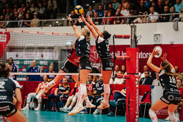 Im Bild: erfolgreicher Block durch Maia Dvoracek (15, Dresdner SC) und Monique Strubbe (21, Dresdner SC) 10.10.2026, Dresdner SC - Allianz MTV Stuttgart, DEKRA 1. Bundesliga Frauen, Volleyball, Deutschland, Dresden, Cyberport Arena Copyright: HMBxMedia xEtiennexSchlick
