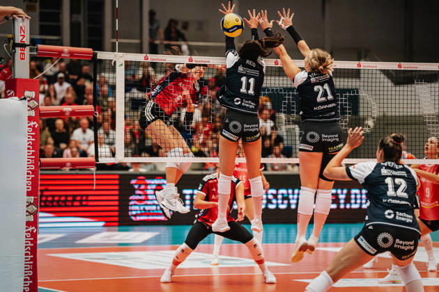 Im Bild: Rylen Reid (11, Dresdner SC) und Monique Strubbe (21, Dresdner SC) blocken den Ball 10.10.2026, Dresdner SC - Allianz MTV Stuttgart, DEKRA 1. Bundesliga Frauen, Volleyball, Deutschland, Dresden, Cyberport Arena Copyright: HMBxMedia xEtiennexSchlick