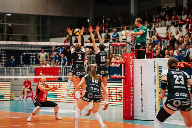 Im Bild: Raeven Chase (2, Dresdner SC) und Maia Dvoracek (15, Dresdner SC) blocken den Ball 10.10.2026, Dresdner SC - Allianz MTV Stuttgart, DEKRA 1. Bundesliga Frauen, Volleyball, Deutschland, Dresden, Cyberport Arena Copyright: HMBxMedia xEtiennexSchlick
