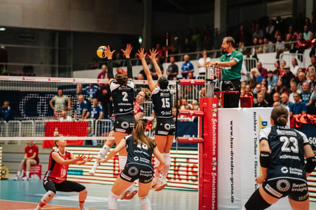 Im Bild: Raeven Chase (2, Dresdner SC) und Maia Dvoracek (15, Dresdner SC) blocken den Ball 10.10.2026, Dresdner SC - Allianz MTV Stuttgart, DEKRA 1. Bundesliga Frauen, Volleyball, Deutschland, Dresden, Cyberport Arena Copyright: HMBxMedia xEtiennexSchlick