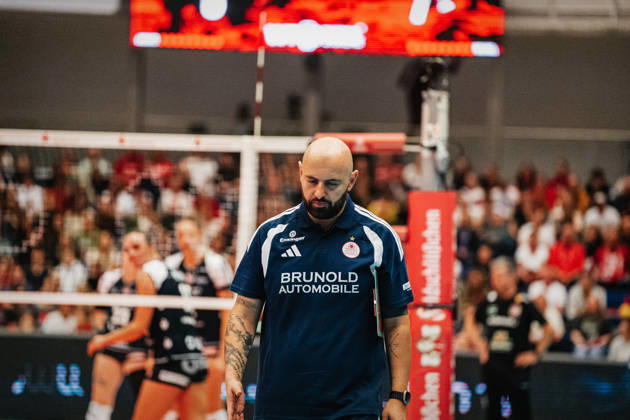 Im Bild: Trainer Konstantin Bitter (MTV Stuttgart) 10.10.2026, Dresdner SC - Allianz MTV Stuttgart, DEKRA 1. Bundesliga Frauen, Volleyball, Deutschland, Dresden, Cyberport Arena Copyright: HMBxMedia xEtiennexSchlick