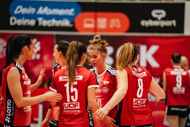 Im Bild: Karolina FriÄova (15, MTV Stuttgart), Pia Kästner (10, MTV Stuttgart) und Eleanor Holthaus (8, MTV Stuttgart) 10.10.2026, Dresdner SC - Allianz MTV Stuttgart, DEKRA 1. Bundesliga Frauen, Volleyball, Deutschland, Dresden, Cyberport Arena Copyright: HMBxMedia xEtiennexSchlick