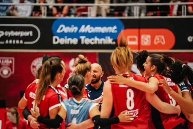 Im Bild: Allianz MTV Stuttgart feiert den Sieg gegen Dresden mit einem 3:0 10.10.2026, Dresdner SC - Allianz MTV Stuttgart, DEKRA 1. Bundesliga Frauen, Volleyball, Deutschland, Dresden, Cyberport Arena Copyright: HMBxMedia xEtiennexSchlick