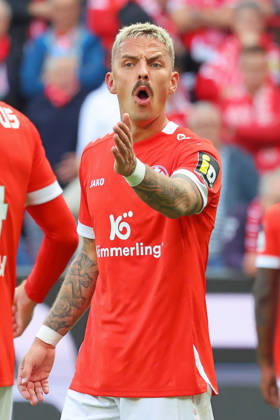 Mainz, Deutschland 10. Oktober 2026: 1. Bundesliga - 2026 2027 - 5. Spieltag - 1. FSV Mainz 05 gegen Bayer 04 Leverkusen Im Bild: Phillip Tietz (M05) gibt seinen Mitspielern energisch taktische Anweisungen. DFL regulations prohibit any use of photographs as image sequences and or quasi-video Mewa Arena Rheinland - Pfalz Copyright: xFotostandx xRacochax