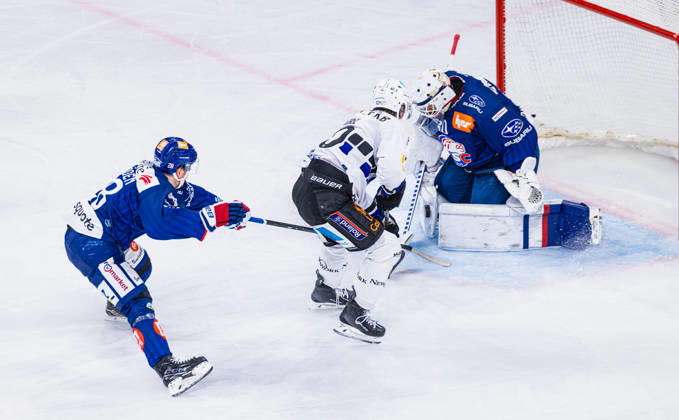 Ice hockey, Eishockey National League Regular Season - ZSC Lions vs HC Frib Zurich, Switzerland, 10th Oct 2026: 40 Jonas Taibel (Fribourg) alone in front of goaltender 30 Simon Hrubec (ZSC Lions). 28 Jesper Fröden (ZSC Lions) is interfering. Copyright: xAndreasxHaasx