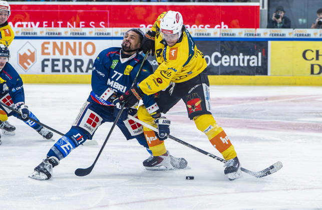 10 10 2026, Quinto, Gottardo Arena, NL: HC Ambri-Piotta v SC Bern: 77 Michael Joly (Ambri) against 4 Rodwin Dionicio (Bern) Quinto Gottardo Arena Ticino Switzerland Copyright: xJustPictures.ch JarixPestelaccix jp-en-JaPe-JP6_JAr_NL_HCAP_SCBern_10Ott2026_000032