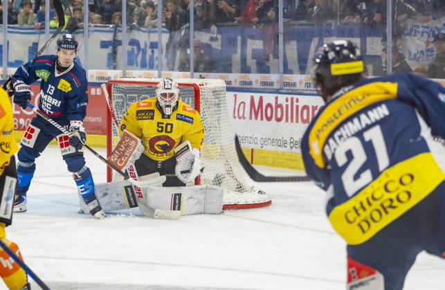 10 10 2026, Quinto, Gottardo Arena, NL: HC Ambri-Piotta v SC Bern: 50 goalkeeper Christof Von Burg (Bern) saves on 21 Luc Bachmann (Ambri) Quinto Gottardo Arena Ticino Switzerland Copyright: xJustPictures.ch JarixPestelaccix jp-en-JaPe-JP6_JAr_NL_HCAP_SCBern_10Ott2026_000042