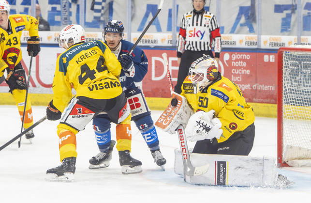 10 10 2026, Quinto, Gottardo Arena, NL: HC Ambri-Piotta v SC Bern: 50 goalkeeper Christof Von Burg (Bern) saves despite 91 Petr Kodytek (Ambri) Quinto Gottardo Arena Ticino Switzerland Copyright: xJustPictures.ch JarixPestelaccix jp-en-JaPe-JP6_JAr_NL_HCAP_SCBern_10Ott2026_000087